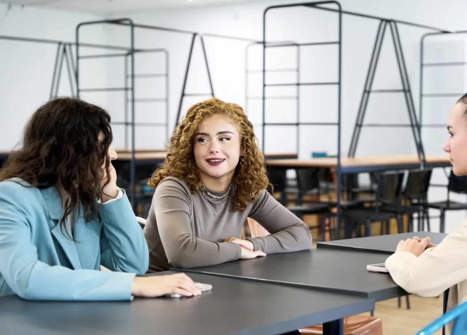Étudiantes en discussion autour d'une table de travail